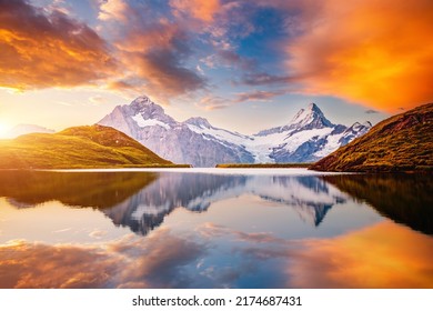 Veličasten pogled na visoke pečine nad jezerom Bachalpsee. Lokacija Švicarske Alpe, Švica, dolina Grindelwald, Bernsko Gorje, Evropa. Fototapeta. Svetovne znamenitosti. Odkrijte lepoto zemlje.