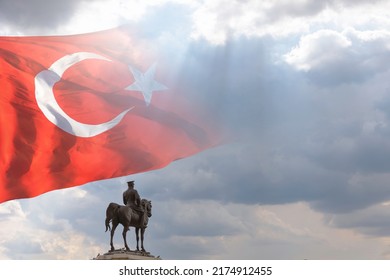 Denkmal von Mustafa Kemal Atatürk und türkische Flagge. Hintergrundfoto der türkischen Öffentlichkeitstage. 29. oktober republiktag oder 29 ekim cumhuriyet bayrami konzeptfoto mit kopienraum.