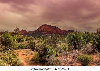 Tmavé mraky dodávajú na kráse scenérii červených skál v Sedone, AZ, USA