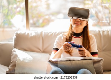 Gruaja aziatike duke përdorur syze vr, kufje 3D të realitetit virtual në SOPA, koncept i realitetit virtual, simulim, lojëra dhe teknologji e së ardhmes. Gratë aziatike duke luajtur lojëra në dhomë