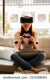 Gruaja aziatike duke përdorur syze vr, kufje 3D të realitetit virtual në SOPA, koncept i realitetit virtual, simulim, lojëra dhe teknologji e së ardhmes. Gratë aziatike duke luajtur lojëra në dhomë