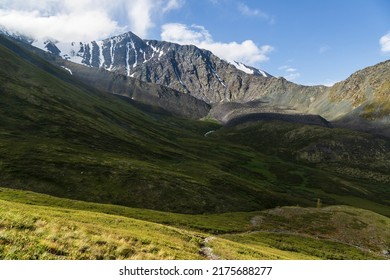 ベルーハ山につながるカラチュレック峠に向かう途中、アルタイの雪と岩の多い山脈を見渡せます。アルタイ山脈、シベリア、ロシア