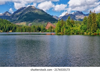 Hermoso paisaje de verano de High Tatras, Eslovaquia - Lago Strebske, turistas, disfrutando de paseos en bote, bosque exuberante, montañas y nubes blancas en el cielo