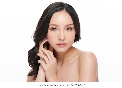 Smuk ung asiatisk kvinde med ren frisk hud på hvid baggrund, Ansigtspleje, Ansigtsbehandling, Kosmetologi, skønhed og spa, Portræt af asiatiske kvinder.