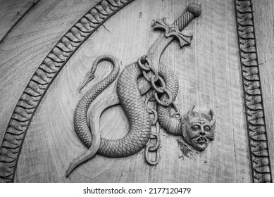 Simbol ular iblis. Makhluk ajaib fantasi di pintu tua, Biara Abad ke-12, Italia.