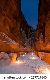 Trail naar de schatkist (Khasneh) in Petra, Jordan 's nachts - een van de mooiste locaties in het Midden-Oosten
