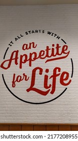 slogan atau kutipan hidup di dinding putih sebuah restoran di Bekasi, semuanya berawal dari nafsu hidup