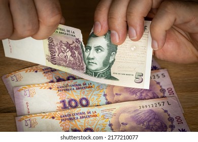 Argentijnse peso, financiële crash, waardevolle valuta, handen rippen van geld, financieel concept, stijgende inflatie, bankeconomie