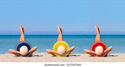 Drie jonge meisjes op het strand met strohoeden in de kleuren van de vlag van Roemenië. Het concept van de perfecte vakantie in de resorts van Roemenië. Focus op hoeden.