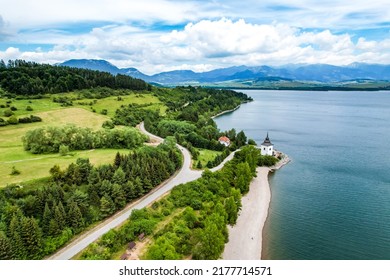 Wilayah Liptov di belakang dengan tasik Liptovska mara dan pergunungan Tatras di sekelilingnya. Ruang tanah Liptovsky mikulas, slovakia. Menara Gereja Perawan Maria
