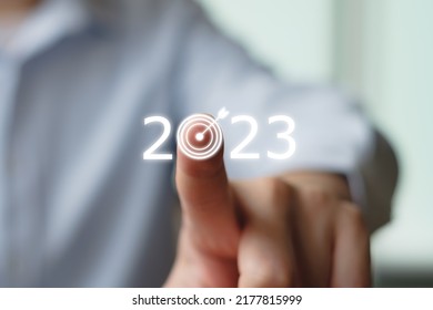 Doel en doel voor 2023. Handaanraakdartborden met 2023-nummer voor vastgestelde strategie en plan voor de toekomst. Bedrijfsbeheer en financieel concept.