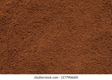 Pozadina instant kafe izbliza, baner. Tekstura kafe u prahu, pogled odozgo. Mljevena, instant kafa pozadina, tekstura, pogled odozgo. Tekstura smeđe kafe u prahu, baner.