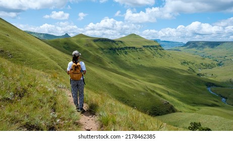 Thiếu nữ đi bộ đường dài trên núi,. Lâu đài khổng lồ Drakensberg Nam Phi, núi Drakensberg, Trung tâm Drakensberg Kwazulu Natal, núi xanh ở Nam Phi, phụ nữ trẻ châu Á đi bộ đường dài