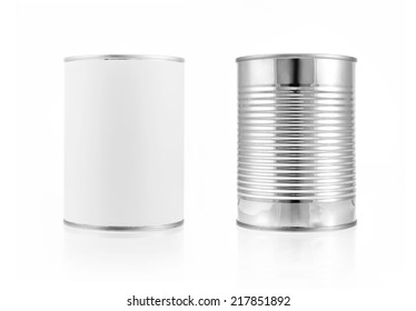 Primer plano de varias latas de metal y estaño blanco sobre fondo blanco disparo separado. Incluya el camino de recortes en ambos objetos.