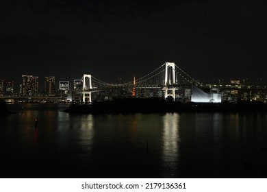 This is a night view of the Rainbow Bridge in Minato Ward, Tokyo.
Behind the Rainbow Bridge, you can see the illuminated Tokyo Tower.