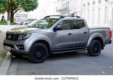 Nissan Navara Outline Vector .SVG, .PDF, .png 