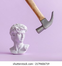 Statue historique en plâtre de David de Michel-Ange de style vaporwave et un marteau frappe. Concept créatif minimaliste sur fond pastel phyllote.