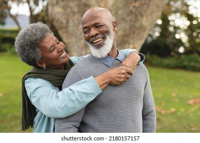 Imagen de una feliz pareja de ancianos afroamericanos posando en la cámara al aire libre en otoño. Familia, pasar tiempo de calidad juntos concepto.