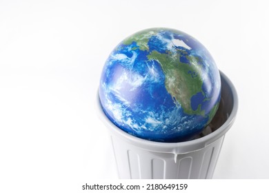Một quả địa cầu trong một thùng rác. Hình ảnh vấn đề môi trường