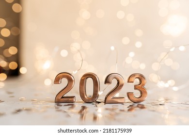 selamat tahun baru 2022 latar belakang kartu liburan tahun baru dengan lampu terang, hadiah, dan sebotol hampagne