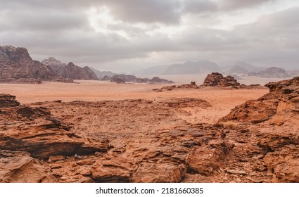 ヨルダン ワディラム砂漠、山の背景、曇りの朝の風景のような赤オレンジ色の火星。この場所は、多くの SF 映画のセットとして使用されました