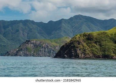 コスタリカのムルシエラゴ島の緑豊かな岩の多い海岸