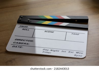 Leisteen of klapbord op tafel. Filmapparatuur om informatie te tonen over de film, scène, opname, regisseur, camera, dag- of nachtscène, interne of externe scène tijdens de filmproductie.