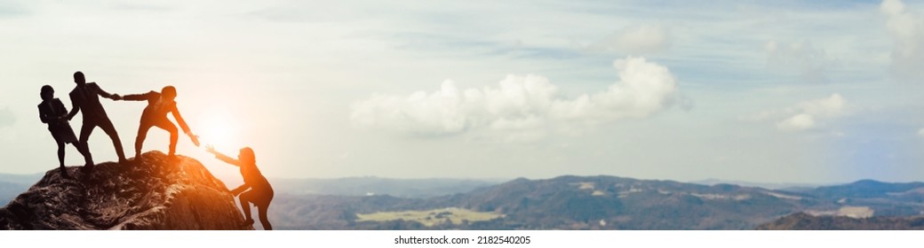 Khái niệm làm việc nhóm trong kinh doanh. Nhóm người leo núi. Hình ảnh rộng cho biểu ngữ, quảng cáo.