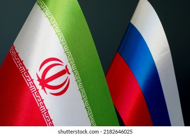 Banderas de Irán y Rusia como símbolo de relaciones diplomáticas.