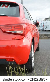 Crveni automobil Audi A1 parkiran