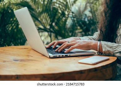 Pretty Young Beauty Woman usando Laptop en café, mujer de negocios de retrato al aire libre, estilo hipster, internet, teléfono inteligente, oficina, Bali Indonesia, tenencia, mac OS, gerente, freelancer, vidrio de cuaderno