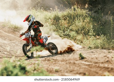 Viteză și energie. Fotografie live cu un sportiv junior, un motociclist care se antrenează pe motocicletă într-o zi fierbinte de vară, în aer liber. Sport motocross, competiție, hobby masculin, energie și reclamă
