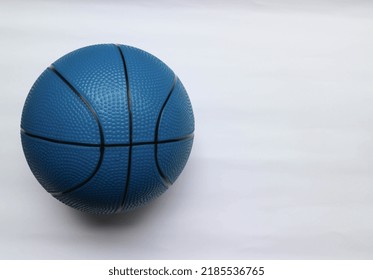 Baloncesto azul pequeño aislado en blanco