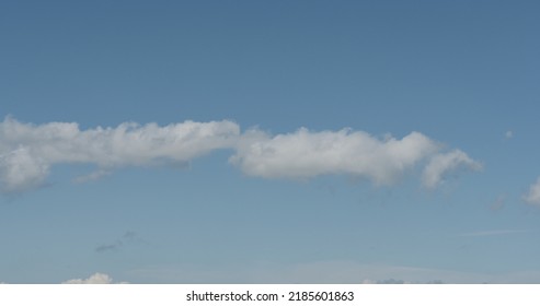 Những đám mây trắng đơn giản trên bầu trời xanh vào giữa trưa, ảnh rộng