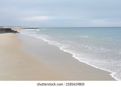 Paisaje de playa vacía de colores tranquilos y descoloridos en Francia.