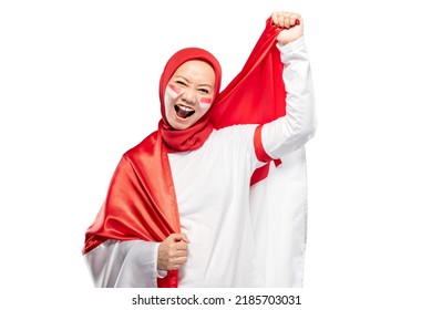 Wanita Indonesia merayakan hari kemerdekaan Indonesia pada 17 Agustus dengan memegang bendera Indonesia terisolasi di atas latar belakang putih