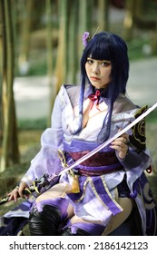Portret van een mooie jonge vrouwenspel-cosplay met samurai-jurk