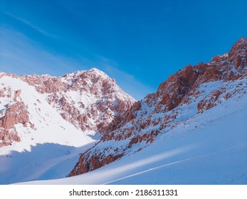 Berglandschaft unter blauem Himmel von Nevşehir Aladağlar. Anti-Stier-Gebirge