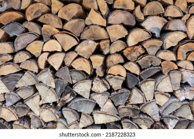 Petite partie du bois de chauffage dans mon nouveau hangar à bois – parce que l’hiver arrive.