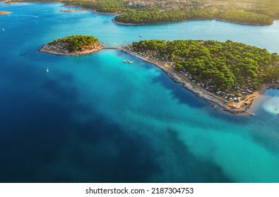 Camping, Urlaubskonzept. Schöne Luftaufnahme von Medulin. Draufsicht von der Drohne der Küste bei Sonnenuntergang zu einer Zeltstadt auf einer Halbinsel, farbenfrohe Meereslandschaft, Kroatien