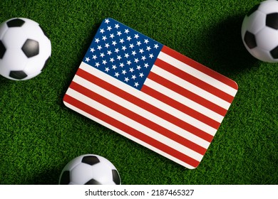 米国の旗。緑の芝生の上のサッカー ボール。2022 年ワールド カップ。トップ ビュー。