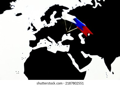 Banderas blancas, azules y rojas que señalan el país de Ucrania en el mapa del mundo negro