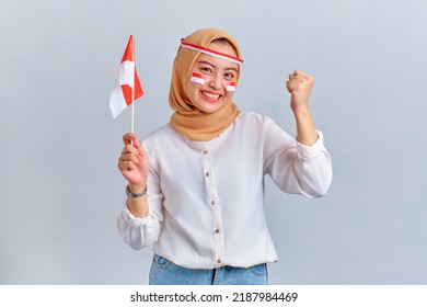 Người phụ nữ trẻ châu Á vui mừng kỷ niệm ngày độc lập của Indonesia với lá cờ Indonesia bị cô lập trên nền trắng
