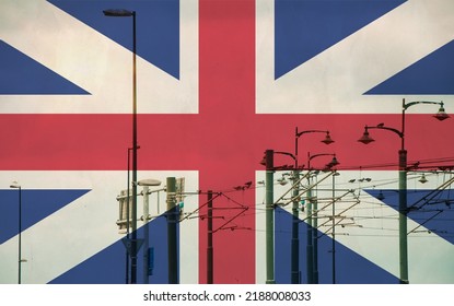 Vlag van Groot-Brittannië, Engeland met tram die aansluit op elektrische lijn met blauwe lucht als achtergrond, elektrische trein en voedingslijnen, kabelverbindingen en metalen paal bovenleidingen