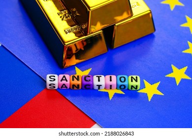 Sanción de palabra multicolor sobre la bandera europea y la barra de oro, Europa prohíbe las importaciones de oro de Rusia.