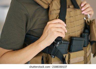 Soldado feminino forte está usando uma armadura corporal protetora
