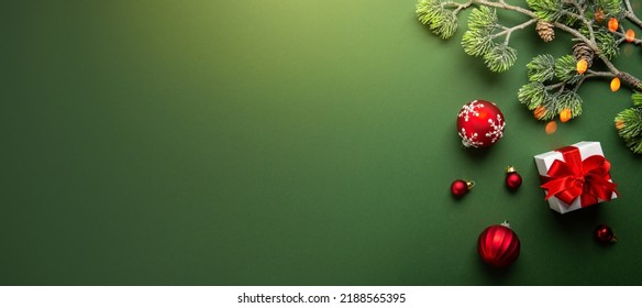 Feliz Navidad y felices fiestas tarjeta de felicitación, marco, banner. Año Nuevo. Navidad. Regalos de Navidad cintas rojas, adornos en la vista superior de fondo verde. Tema de Navidad de vacaciones de invierno. Endecha plana.