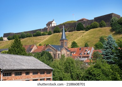 フランスのグラン・エストにあるプロテスタント教会と城塞のあるビッチェの町。
