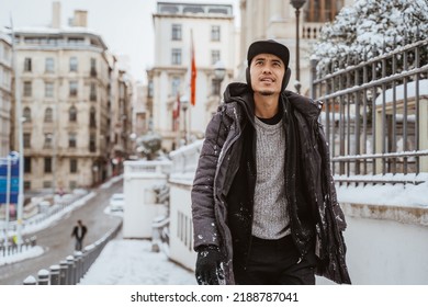 hombre asiático caminando en el casco histórico de estambul durante la temporada de invierno con nieve