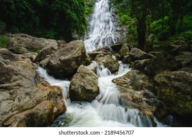 Arroyo cascada sobre rocas en el bosque. Arroyo de cascada en las rocas. Hermosa cascada de agua. Arroyo de cascada en el bosque de Tailandia